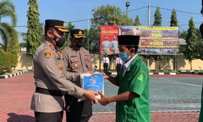 
					Secara Simbolis, Kapolres Probolinggo Serahkan Bansos Beras kepada Ansor dan Banser