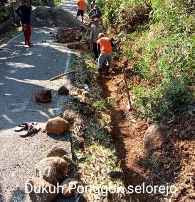 
					PEMDES SELOREJO KAWEDANAN ALOKASIKAN DANA DESA BANGUN TALUD PEMBATAS JALAN