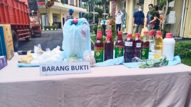 
					BPOM Dan Mabes Polri, “Grebek 3 Perusahaan Jamu Merk Tawon Klanceng dan Akar Daun” Di Banyuwangi