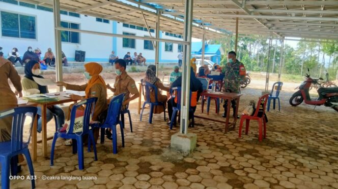 
					Pelda Oka Dan Anggota Memonitoring Vaksin Di Puskesmas Karya Punggawa