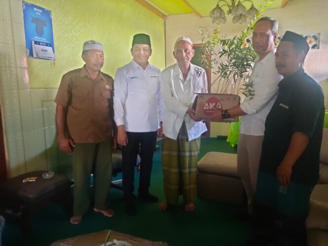 
					Perhutani Probolinggo Berikan Ribuan Benih Porang Dan Bibit Kayu Putih Ke Ponpes Al Munir Situbondo