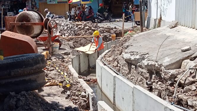 
					DINAS PUPR KABUPATEN MAGETAN BANGUN PENINGKATAN SALURAN DRAINASE