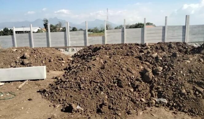 
					Proyek Pagar Keliling Di Desa Gading Jatirejo Terpaksa Dihentikan, Diduga Mencuri Tanah Uruk