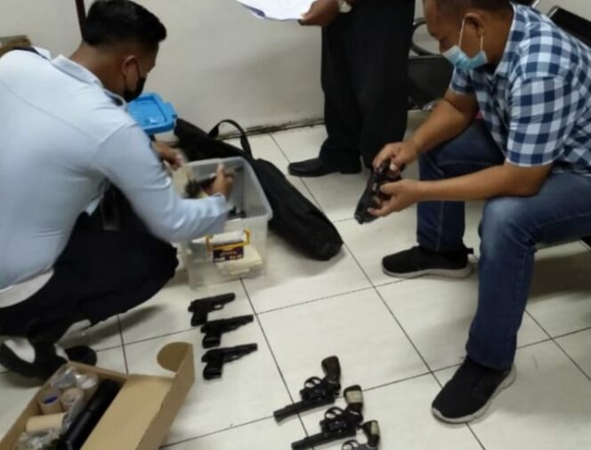 
					Pengecekan Senjata Api oleh Sat Intelkam Polresta Sidoarjo di Rutan Kelas 1 Surabaya