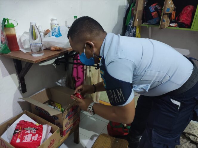 
					Tim Satop Patnal Rutan Kelas I Surabaya Razia Kamar Blok G