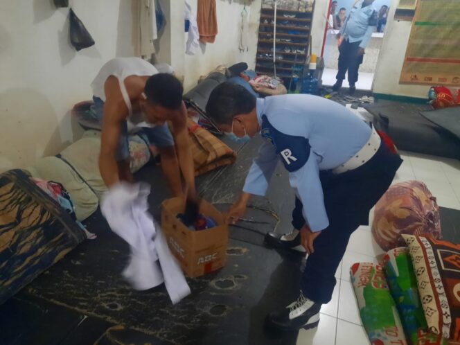 
					Blok J Hunian Rutan Kelas 1 Surabaya, Kali Ini Mendapat Giliran Di Razia Tim Satop Patnal