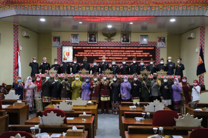
					Bupati Parosil Beberkan Prestasi Yang Diraih Dalam Sidang Paripurna HUT Lambar Ke-30
