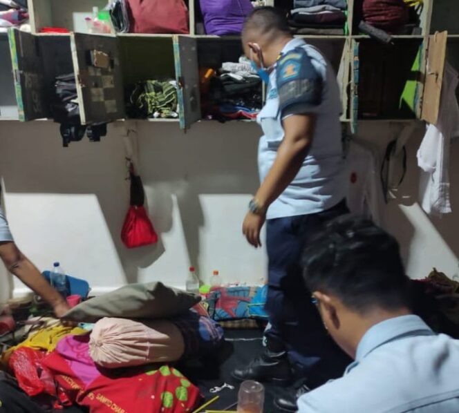 
					Tim Satgas Kamtib Rutan Kelas I Surabaya Razia Kamar/Blok Warga Binaan