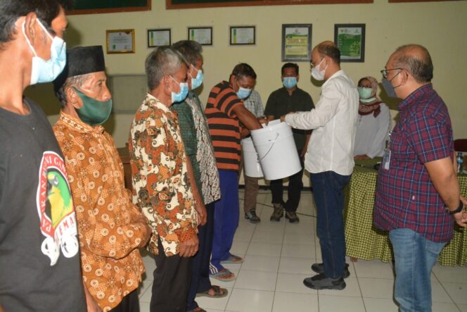 
					Kadivre Jawa Timur Berikan Bantuan Alat Sadapan Getah Pinus Kepada KPH Lawu