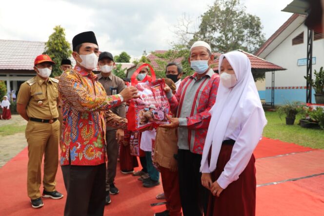 
					Bupati Lampung Barat Kembali Bsgikan Seragam Gratis Pada Siswa Didik