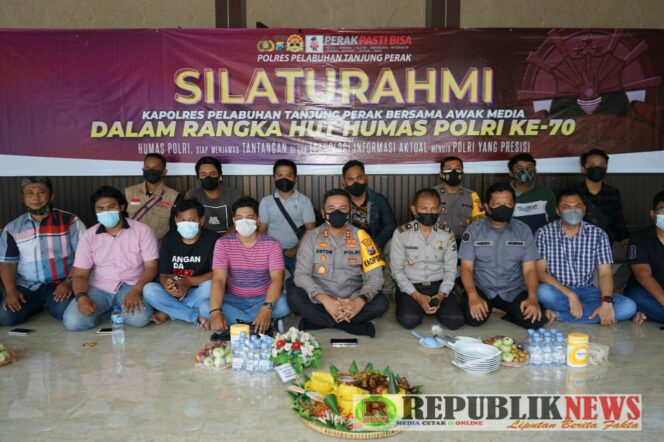 
					Sambut HUT ke-70 Humas Polri, Kapolres Pelabuhan Tanjung Perak Gelar Silaturahmi dengan Wartawan