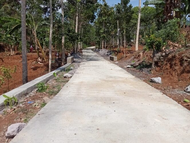 
					DESA SAYUTAN PARANG, BANGUN JALAN TEMBUS MELALUI BKKD