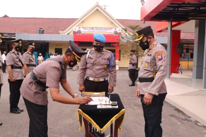 
					Kapolres Ponorogo Pimpin Sertijab Kabag, Kasat, Kasi dan Kapolsek