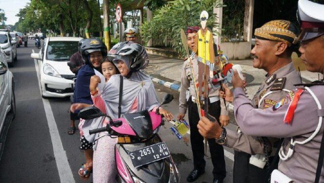 
					Iptu Sartono “DALANG” Wakultas ( Wayang Kulit Lalu Lintas )Cara Unik Dan Menarik edukasi masyarakat tertib lalu lintas.