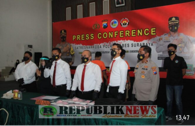 
					Satresnarkoba Polrestabes Surabaya Ringkus Dua Kurir Narkoba  Lintas Provensi