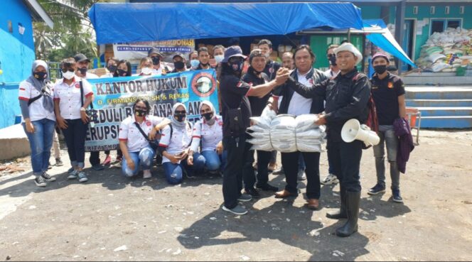 
					Kantor Hukum D. Firmansyah Dan Media Berita TKP Serahkan Bantuan di Posko Ulul Albab