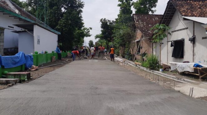 
					PEMDES SUMBERSARI KEMBALI REALISAIKAN RABAT JALAN DI DUSUN PATRAN