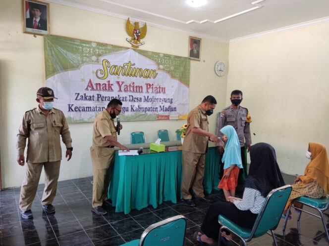 
					BERCAMPUR HARU DAN BAHAGIA SANTUNAN ANAK YATIM PIATU DESA MOJORAYUNG BERJALAN LANCAR