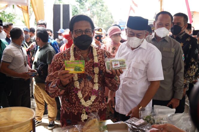 
					MENDES PDTT RESMIKAN PEMBANGUNAN OBYEK WISATA DESA GENILANGIT