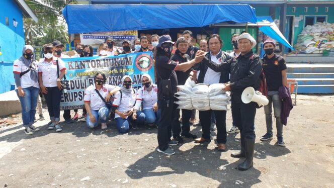 
					Kantor Hukum D. Firmansyah dan Media Berita TKP Serahkan Bantuan di Posko Ulul Albab