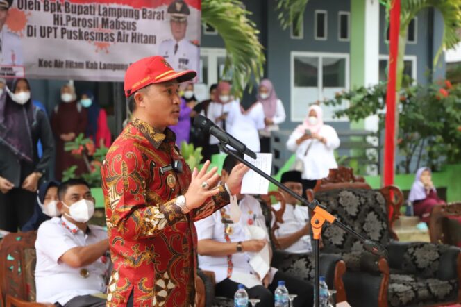 
					Bupati Hi,Parosil Mabsus Serahkan Sembilan Pendistribusian Sembilan Bahan Pokok