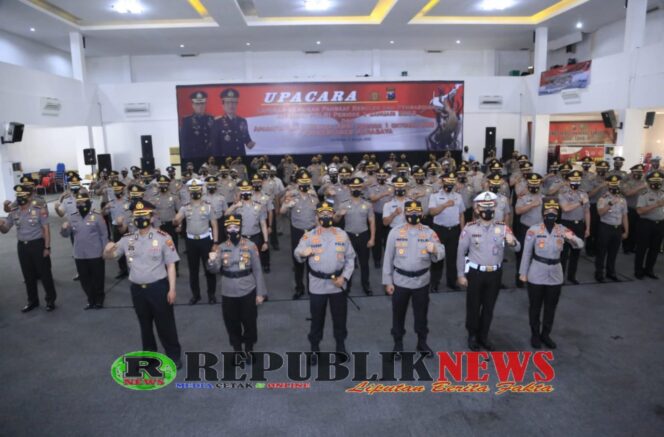 
					Anggota Polrestabes Surabaya Serta Polsek Jajaran Mendapat Kenaikan Pangkat
