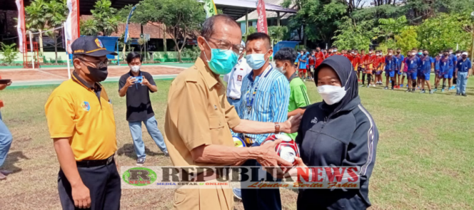 
					Bupati Magetan Buka Turnamen Futsal Dan Bola Voly Tingkat SMP Dan MTS SeKabupaten Magetan Yang Di Gelar SMK Yosonegoro Di HUT Ke-30