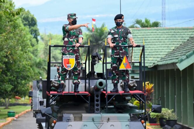 
					Pangdam V/Brawijaya Kunjungi Yonkav 3/AC Malang