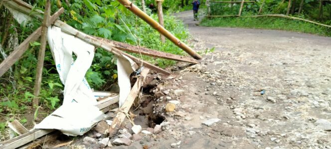 
					MIRIS, JEMBATAN KALI JATI SAYUTAN BERPOTENSI BESAR MEMBAHAYAKAN PENGGUNA JALAN