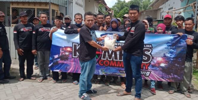 
					Partai Demokrat Jombang Didampingi Relawan AHY Bagikan Sembako Kepada Abang Becak dan Komunitas Pedagang
