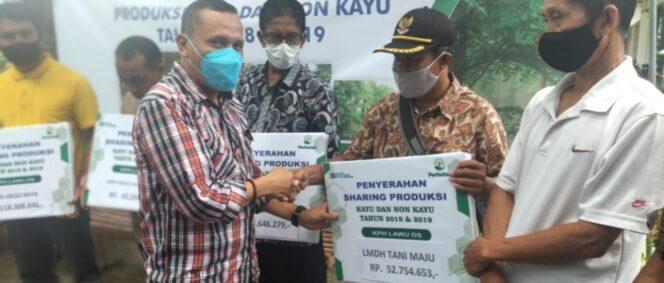 
					Perhutani KPH Lawu Ds Serahkan Dana Sharing Rp 1,8 Milyar