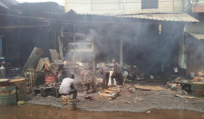 
					Timbunan Besi Tua Mengganggu Aktivitas Jalan Platok Donomulyo