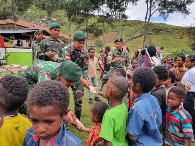 
					Satgas 412 Kostrad Berbagi Kasih Dalam Kebersamaan