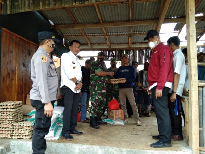 
					Danramil 422-05 Dampingi Bupati Serahkan Bantuan Warga Terdampak Angin Puting