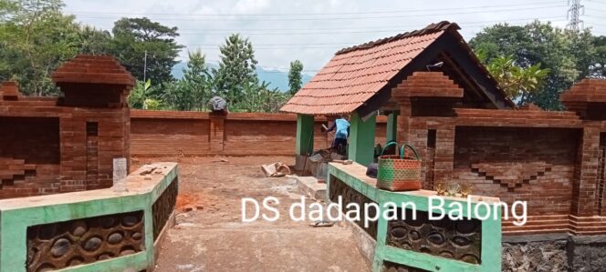 
					Pemdes Dadapan Bangun Pagar Makam Leluhur, Wujud Penghormatan Bagi Tokoh Pendiri Wilayah