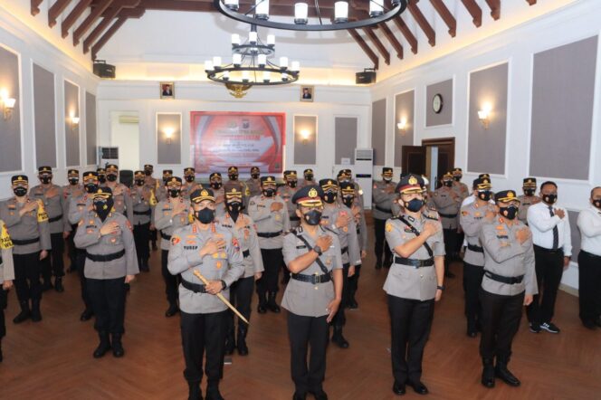 
					Kapolrestabes Surabaya Pimpin Serah Terima Jabatan Kasat Intelkam Polrestabes Surabaya