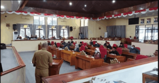 
					PERSONALIA KOMISI DAN AKD DI DPRD KABUPATEN LAMPUNG BARAT