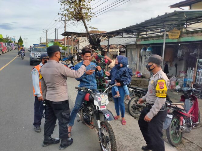 
					Gugus Tugas Penegakan Disiplin Prokes Di Pasar Baru Sekincau