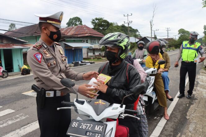 
					Sat Lantas Polres Lampung Barat Bagikan Minyak,Masker Dan Handsantizer