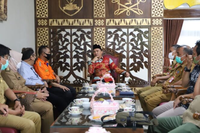 
					Bupati Lampung Barat Audensi Dengan Tim Ahli Fakultas Tehnik Geologi