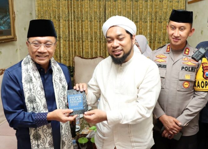 
					KAPOLRES SITUBONDO DAMPINGI WAKIL KETUA MPR-RI SILATURAHMI DENGAN KHR. ACHMAD AZAIM IBRAHIMY