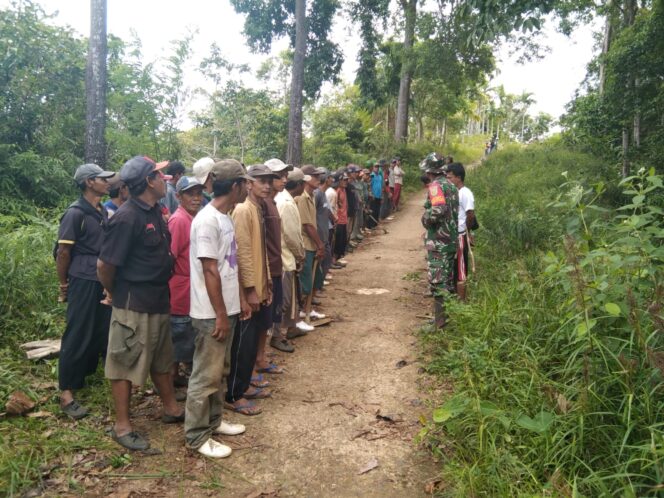 
					Saling Bahu-Membahu, Pelda Oka Riatno Bersama Warga Gotong Royong Dikampung Pancasila