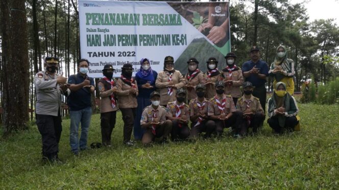 
					HUT Perhutani ke 61,KPH Lawu Ds Tanam Bibit Pinus Dan Buah Buahan
