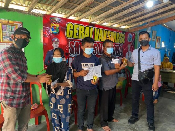 
					Kasat Narkoba Polres Lampung Barat Salurkan Minyak Goreng Gratis