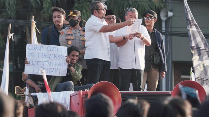 
					Kapolrestabes Surabaya  Menemui Ribuan  Mahasiswa Bersama Ketua DPRD Jawa Timur