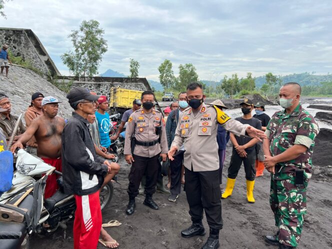 
					Kapolres Tinjau Kali Regoyo Pasca Hanyutnya 2 Truck Penambang