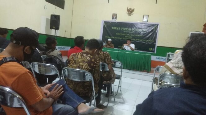 
					Dinas PUTR Lumajang Buka Puasa Bersama Awak Media