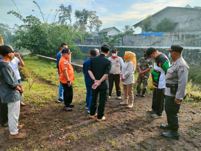 
					Kapolsek Sukodono Dampingi Wabub Meninjau Normalisasi Sungai Curah Menjangan