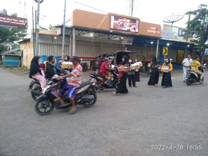 
					Srikandi Jawara Gandeng Taretan Sumail, Gelar Pembagian Takjil Di Jalan Pantura Besuki