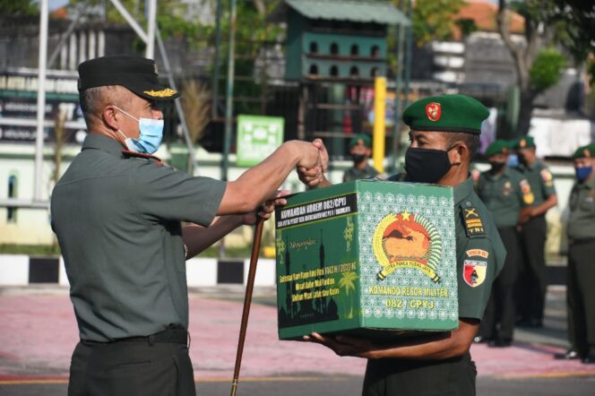 
					Kolonel Unang Berbagi Kebahagiaan Jelang Idul Fitri